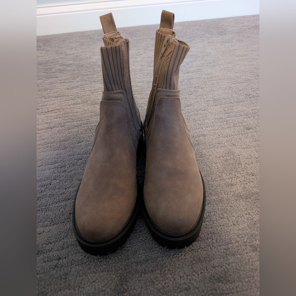 Women's Tan Chelsea Boots